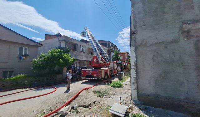 Kocaeli’de 3 katlı binanın çatısında yangın