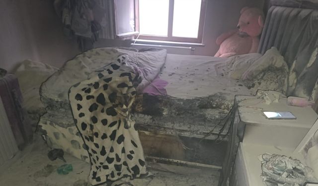 Prizde takılı şarj aleti evi yaktı
