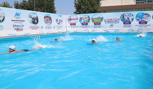 Sultangazi’de çocuklara yüzme eğitimi veriliyor