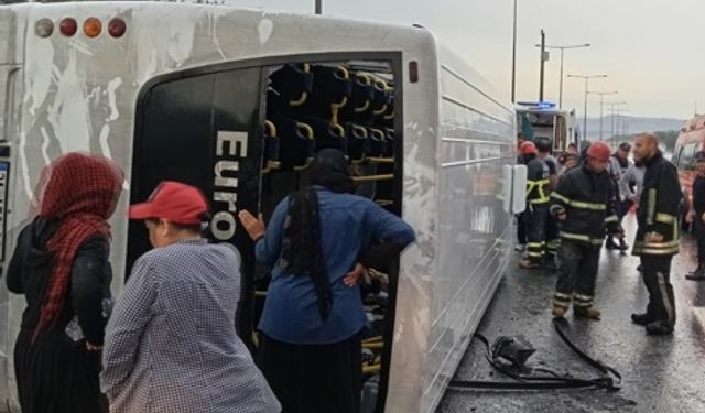 Tarsus'ta tarım işçilerini taşıyan midibüs devrildi: 12 yaralı