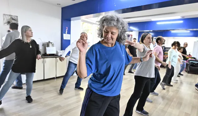 Muratpaşa'nın kıdemli sakinleri dans eğitimi alıyor