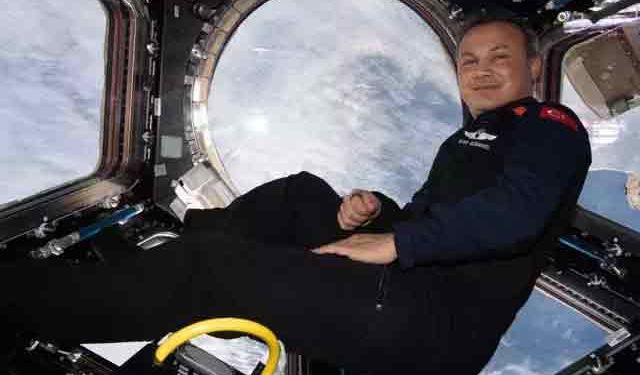 Son dakika... Türk astronot Alper Gezeravcı Dünya'ya döndü