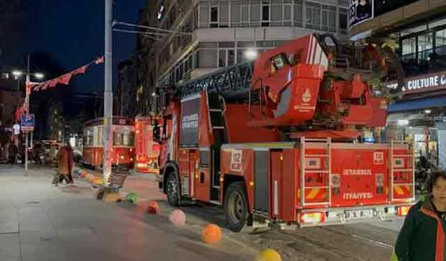 Kadıköy'de torununu kurtaran kadın tramvayın altında kalarak hayatını kaybetti 
