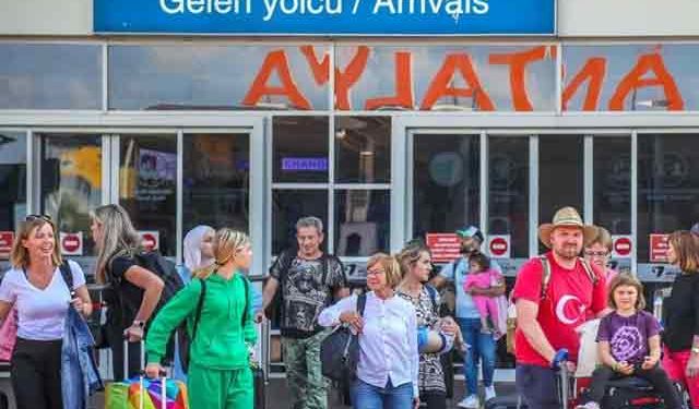 Antalya'da bayramda 20 milyon yolcu! Gelir beklentisi yüz güldürecek