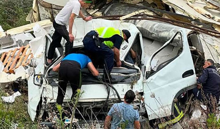 Antalya'da kamyonet şarampole devrildi