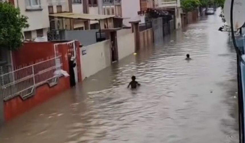 Adana'da sağanak; cadde ve sokaklar suyla doldu