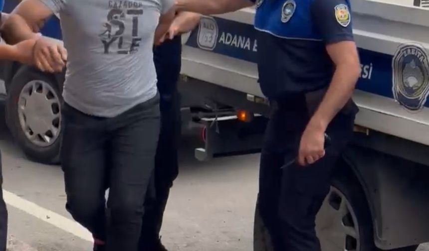 Adana'da zabıtaya bıçakla saldırı kamerada