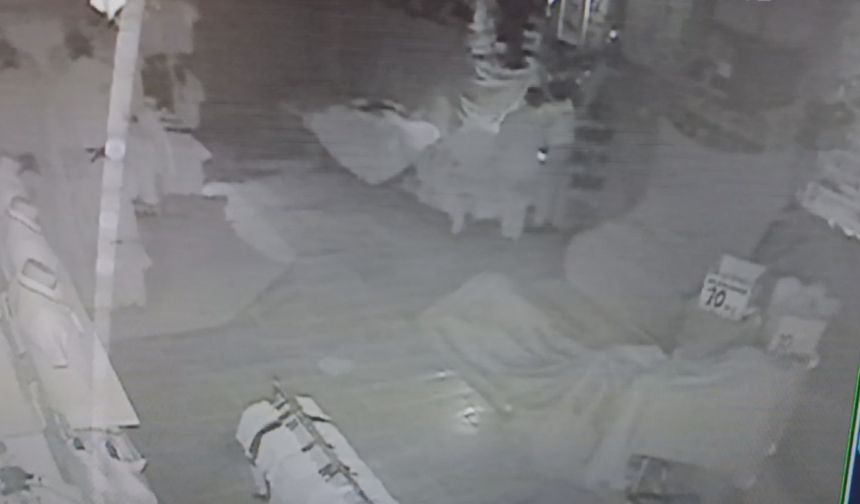 Amasya’da iş yerinden hırsızlık yapan şüpheliler kamerada