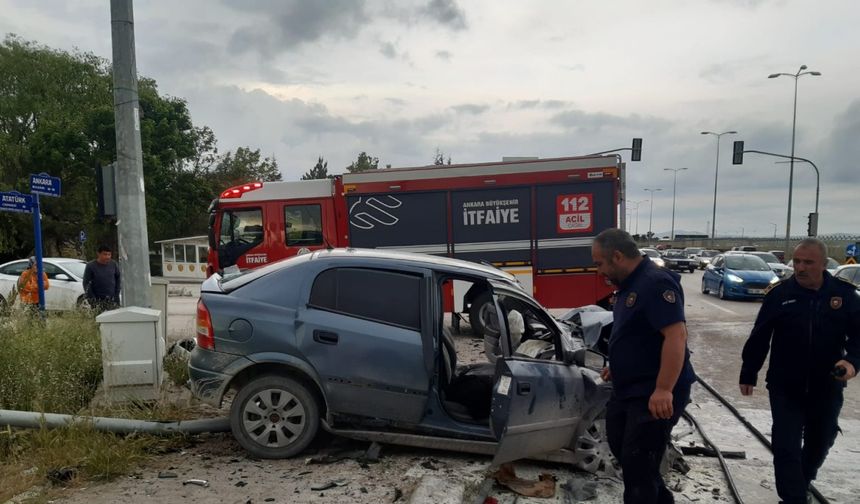 Ankara’da kaza yapan araçlardan biri alev aldı: 2 yaralı