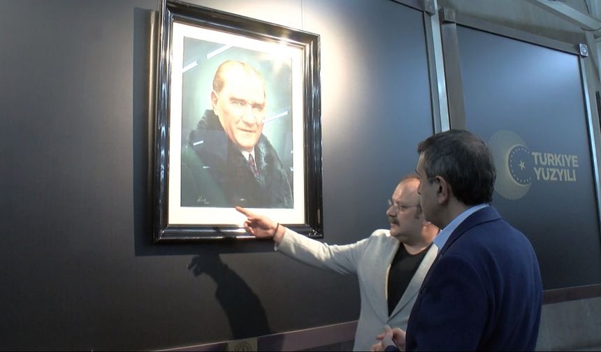 Bakan Tekin 'Orijinal Atatürk Portresi Sergisi'nin açılışına katılıp, 'Cumhuriyet'e Doğru' isimli tiyatro oyununu izledi