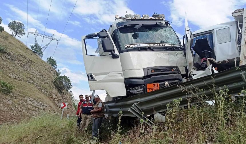 Bitlis'te iki kamyon kafa kafaya çarpıştı: 3 yaralı