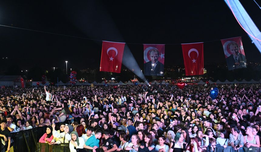 Bursa'da '19 Mayıs' coşkusu; Hande Yener konser verdi