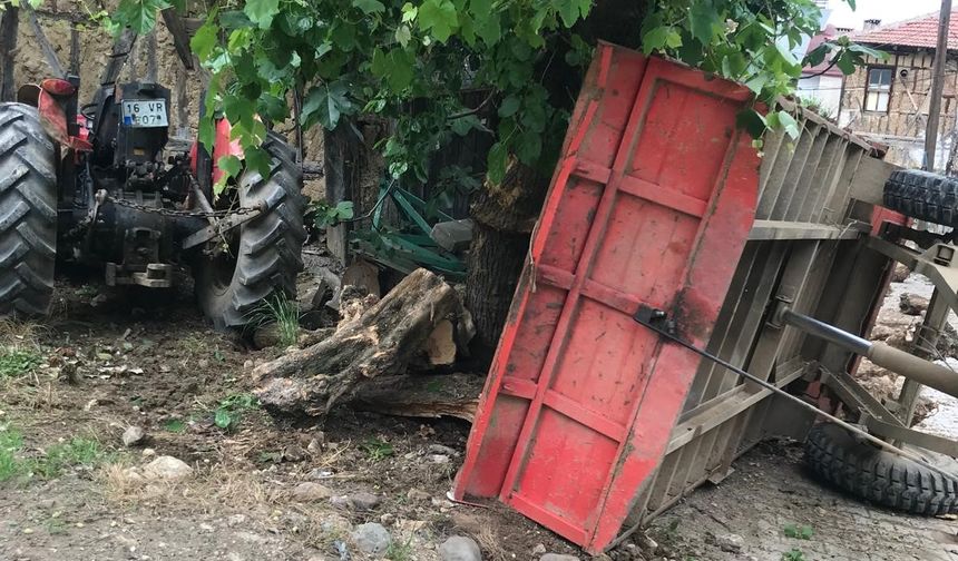 Bursa’da ağaca çarpıp devrilen traktörün sürücü öldü