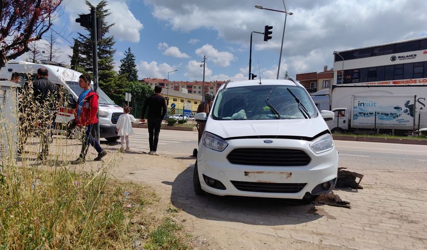 Bursa'da hafif ticari araç, refüje çarptı: 2 yaralı
