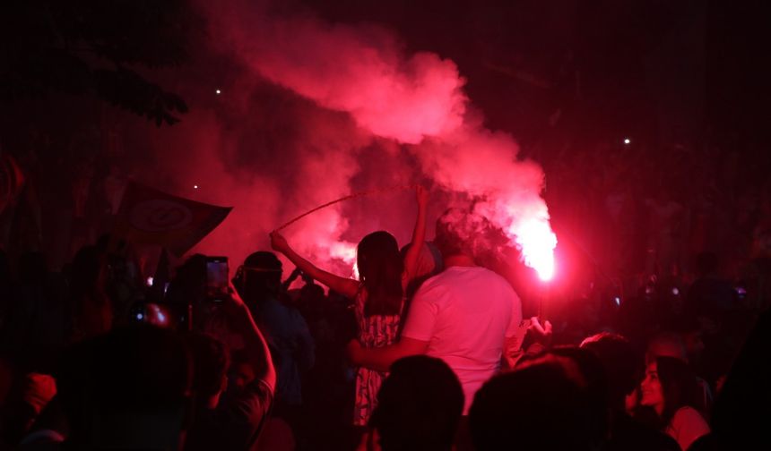 Galatasaraylı taraftarlar, Ankara'da şampiyonluğu coşkuyla kutladı