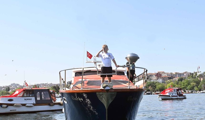 Haliç'te yelken ve kanolardan 19 Mayıs korteji oluşturuldu