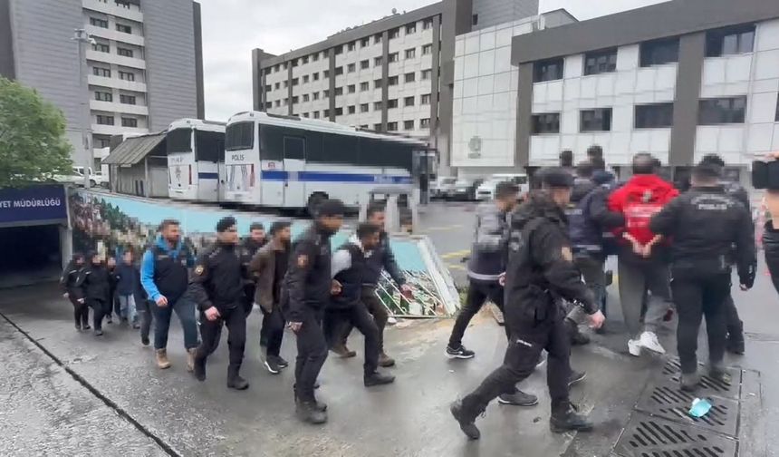 İstanbul - 1 Mayıs’ta polise saldırdıkları için gözaltına alınan 65 kişi adliyeye sevk edildi
