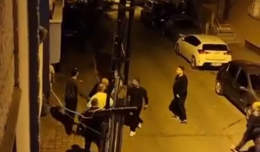 İstanbul - Bağcılar'da iki aile üyelerinin kemerli sopalı kavgası kamerada