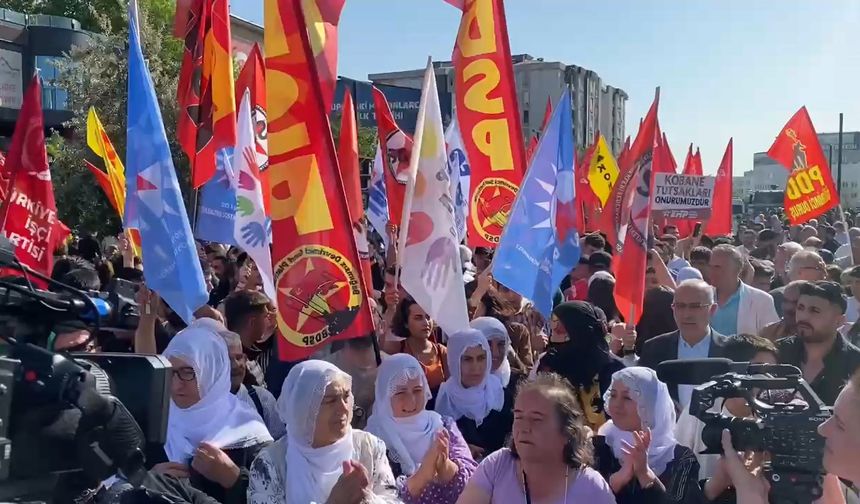 İstanbul- Esenyurt'ta Demirtaş'ın hapis cezasına tepki gösteren grup eylem yaptı