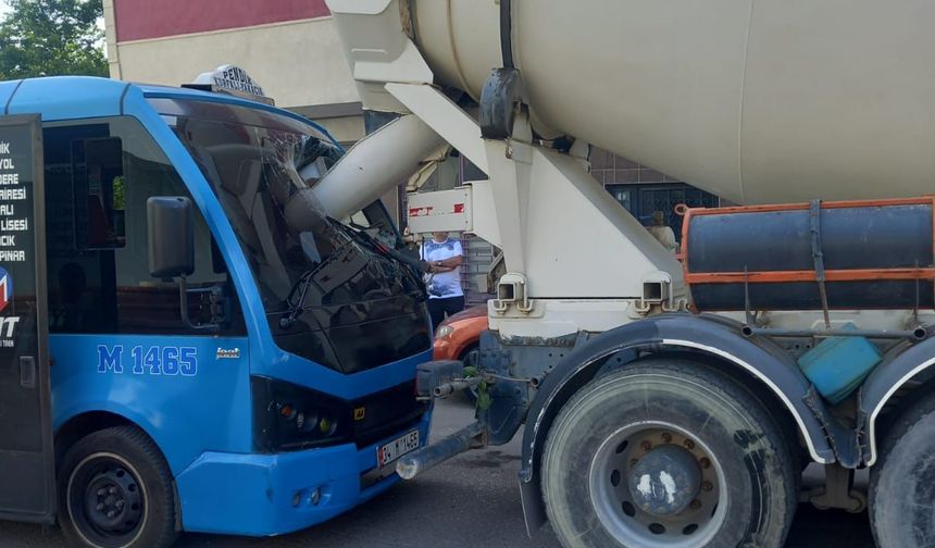 İstanbul- Pendik'te geri geri giden beton mikseri arkasındaki minibüse çarptı
