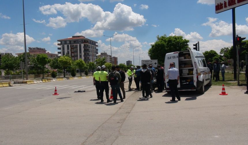 Kilis'te TIR ile çarpışan motosikletin sürücü öldü, arkasındaki kişi ağır yaralı