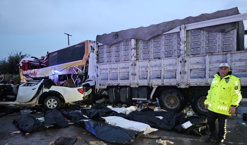 Mersin'de karşı şeride geçen yolcu otobüsü, 3 araçla çarpıştı; 12 ölü, 20'nin üzerinde yaralı var