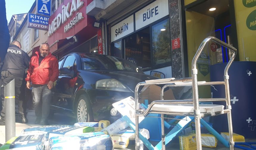 Otomobil, kaldırıma çıkıp dükkanlara çarptı; iş yeri sahipleri son anda kurtuldu