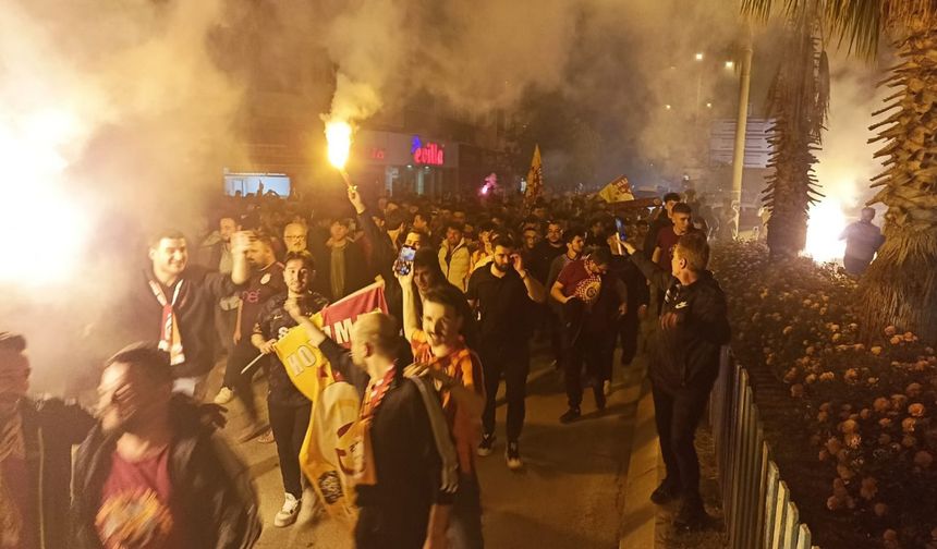 Samsun'da Galatasaray taraftarları şampiyonluğu meşalelerle kutladı