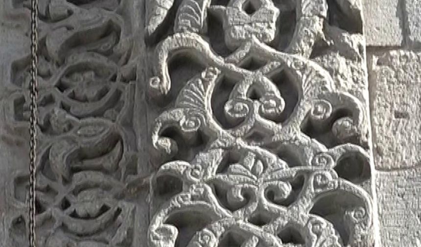 Selçuklu eseri Çifte Minareli Medrese'nin motiflerini kıyafetlere işlediler