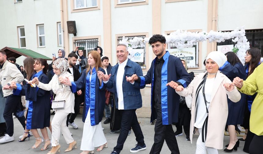 Sultangazi Belediyesi ilçedeki tüm liselerde mezuniyet töreni düzenliyor