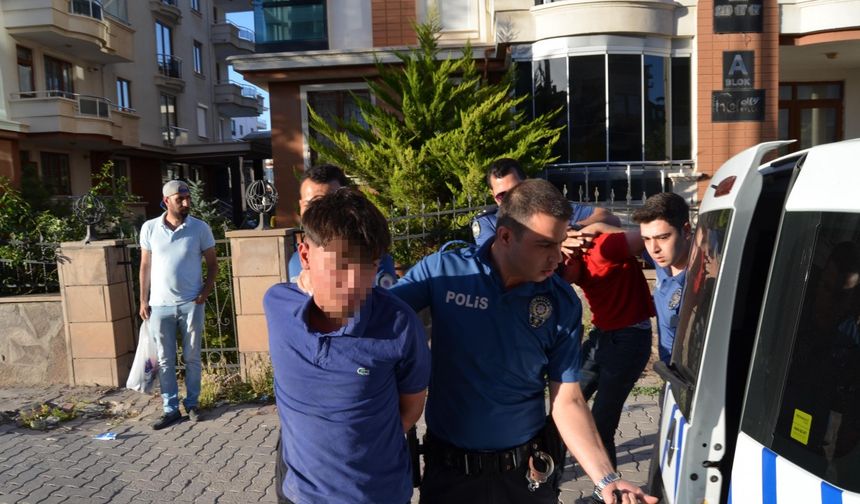 'Dur' ihtarına uymayıp, polise silah gösteren şüpheliler takip sonucu yakalandı: Sürücüye 60 bin lira ceza uygulandı