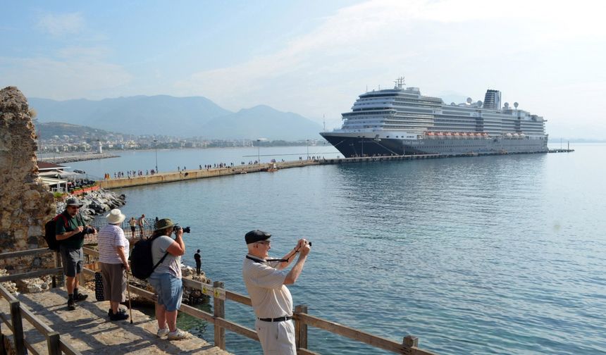 Antalya'da  kruvaziyer turist bereketi! 4 aylık yolcu sayısından fazla