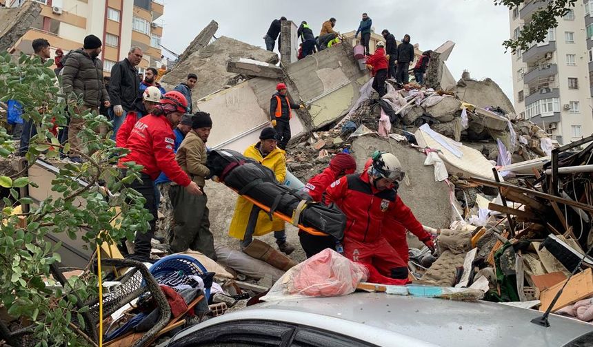 Depremde 63 kişinin öldüğü apartmanda tadilat yaptıkları öne sürülen baba ve oğluna dava