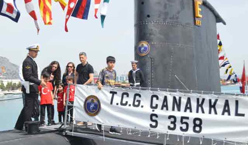 TCG Çanakkale S-333 isimli denizaltı Antalya'da