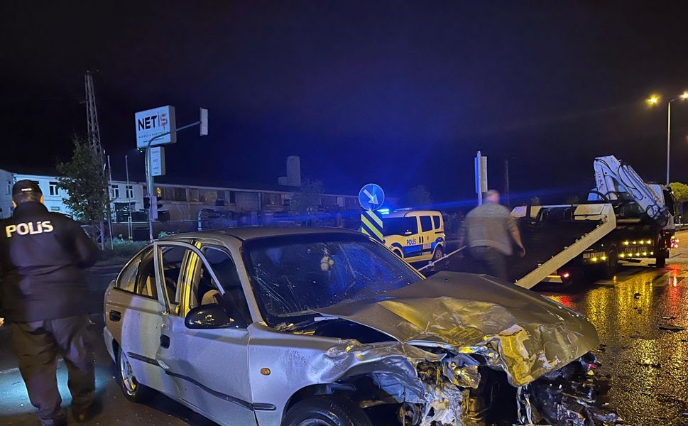 Kayseri'de otomobil ile servis minibüsü çarpıştı: 11 yaralı