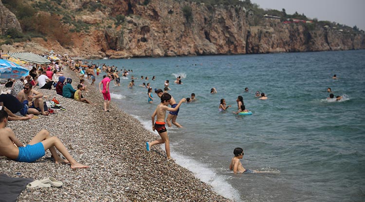 Sıcaklık Artınca Vatandaşlar Sahile Koştu